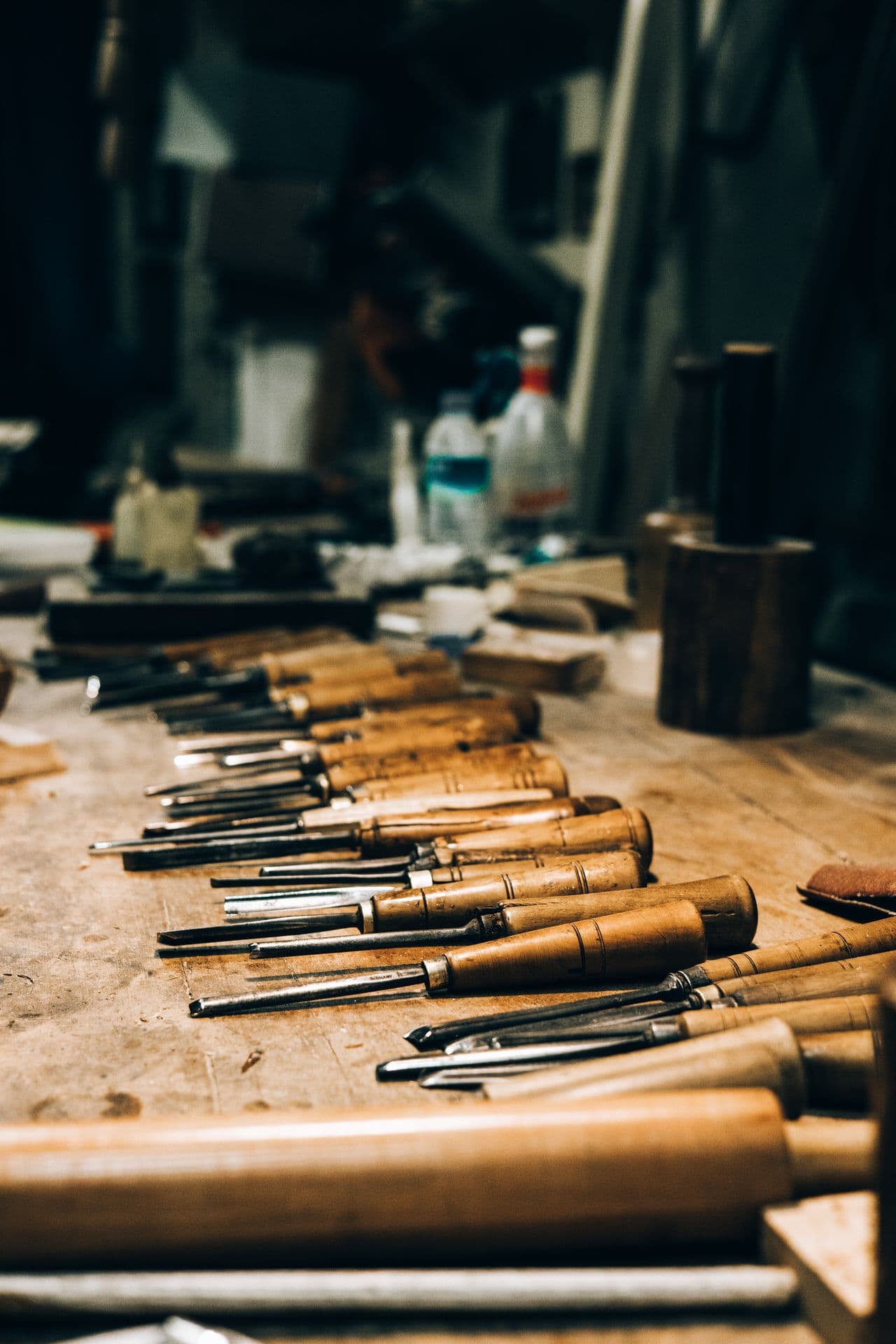 Ciseaux à bois d'artisan alignés sur l'établi de l'atelier