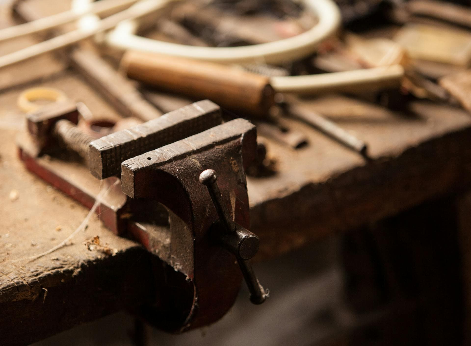 Établi de menuiserie en bois patiné, avec un étau et des outils d'artisan